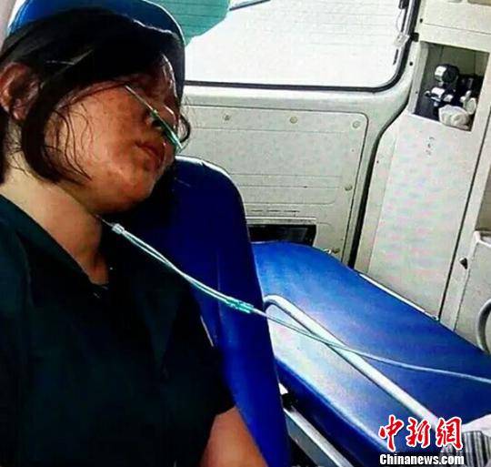 95后女护士跪地抢救病人 且是在高温下40分钟都不曾起来过